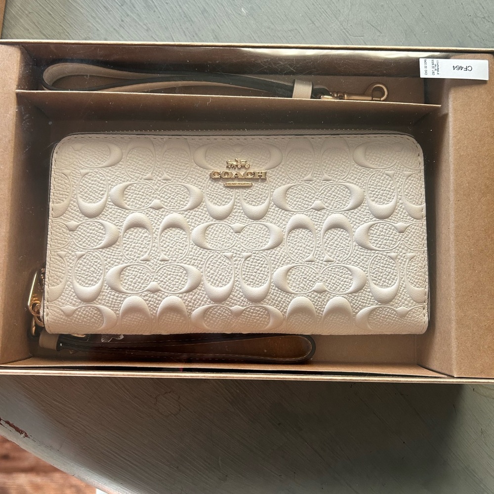 BNIB White Leather Embossed Coach Wristlet Wallet